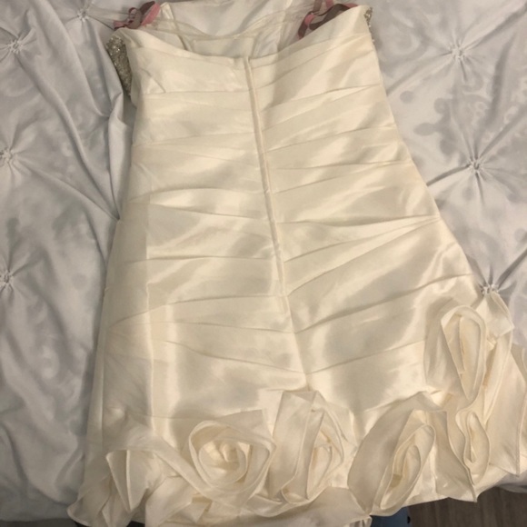 Beautiful white formal dress 🌸 - Picture 2 of 5